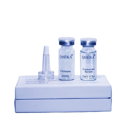 Des lèvres jeunes avec un sérum de jeunesse parfait, une peau revitalizante, une magie et un polypeptide de chitosane.